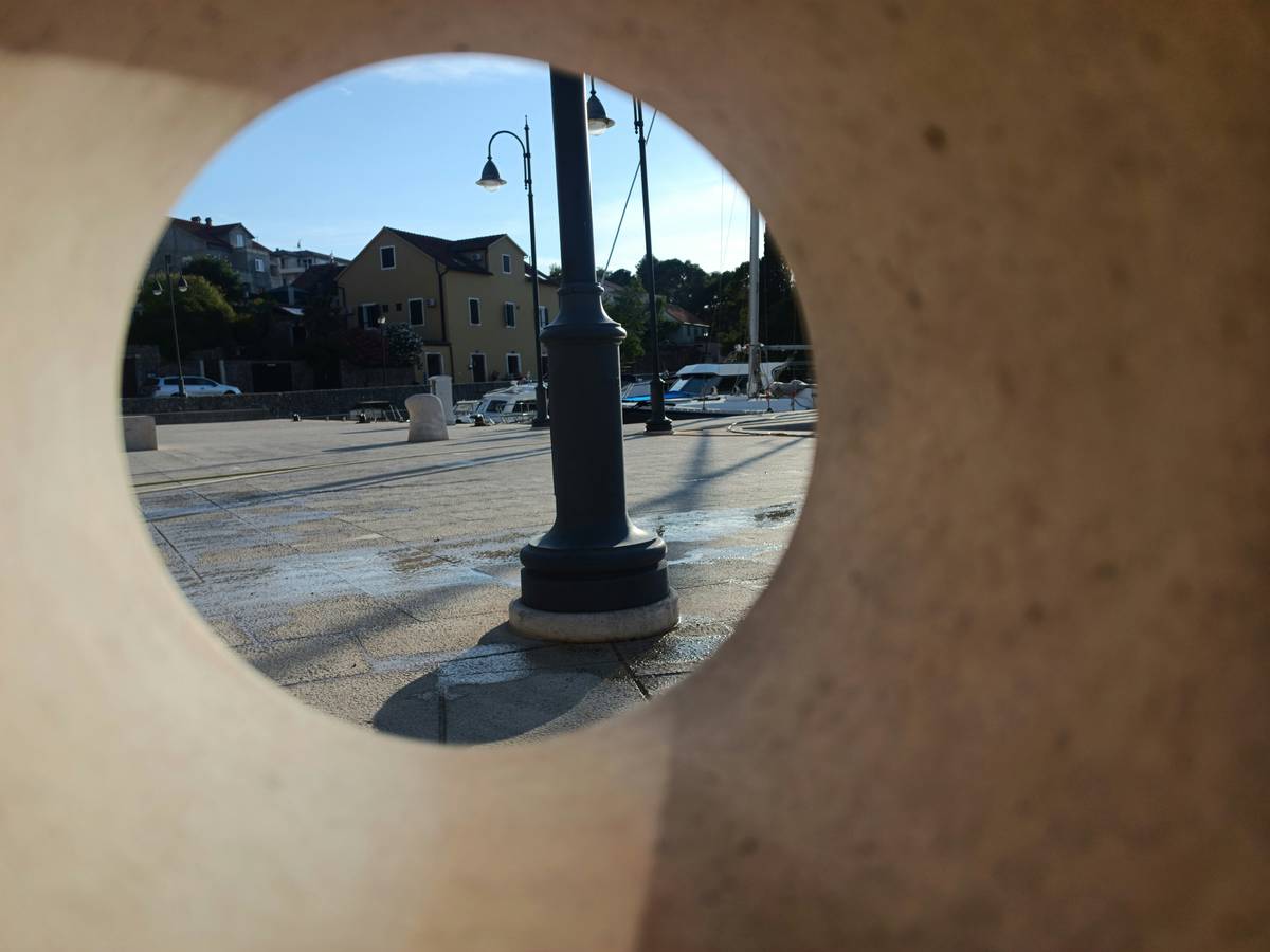 Comparison between a no-glow trail camera and a traditional one showing light emission differences