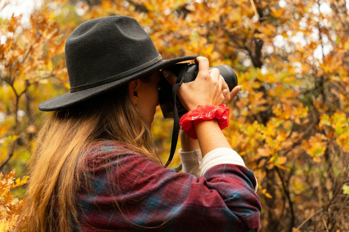 Bar chart comparing battery life: Alkaline AA (5 days), Lithium AA (12 days), Rechargeable Li-ion with solar assist (45+ days)