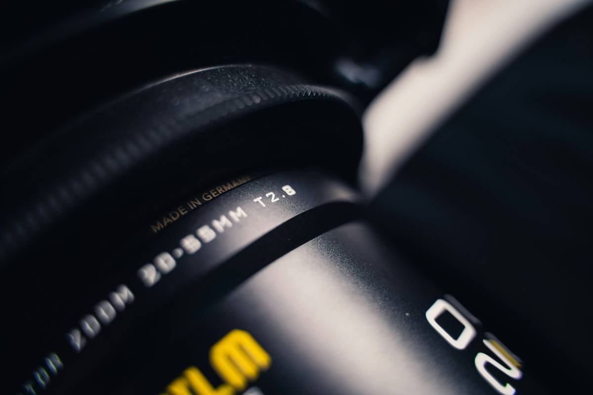 Bar chart comparing weight vs focal length of top wildlife zoom lenses for hikers: Nikon Z 100-400mm (36 oz), Canon RF 100-500mm (38 oz), Sony 70-200mm f/2.8 with 2x extender (42 oz), Tamron 150-500mm (70 oz)