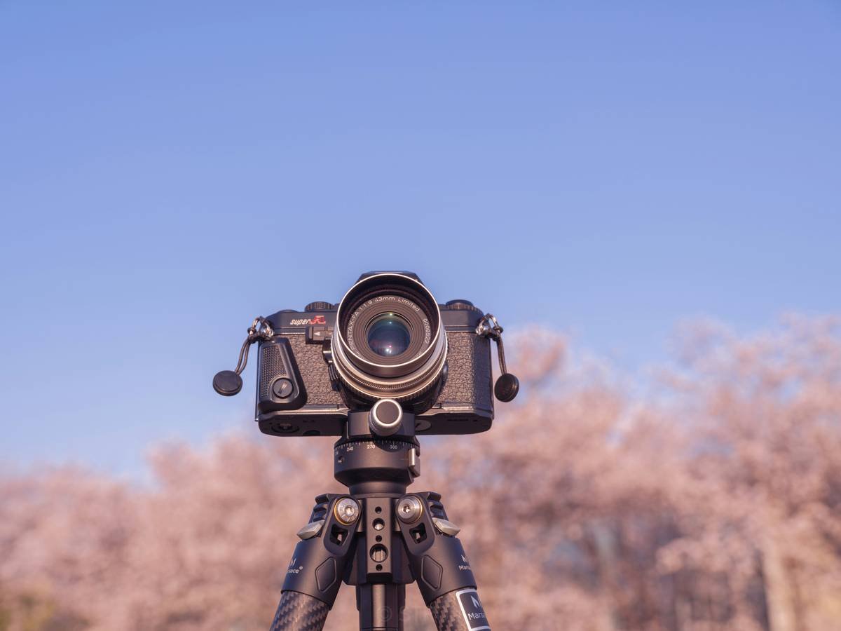 Chart comparing OIS vs digital stabilization performance in hiking conditions showing 4-stop advantage for OIS in low light
