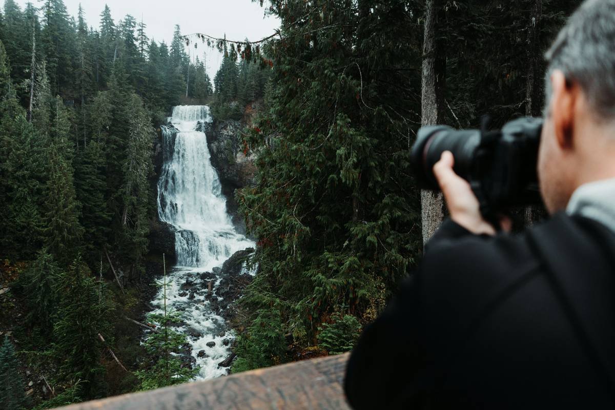 Comparison chart showing resolution, weight, weather sealing, and price of 5 top digital nature lenses for hiking