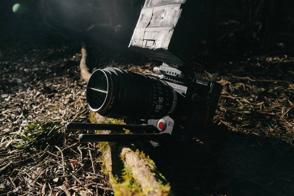 Infographic comparing smartphone vs rugged compact vs mirrorless camera performance in cold, wet, and dusty hiking conditions