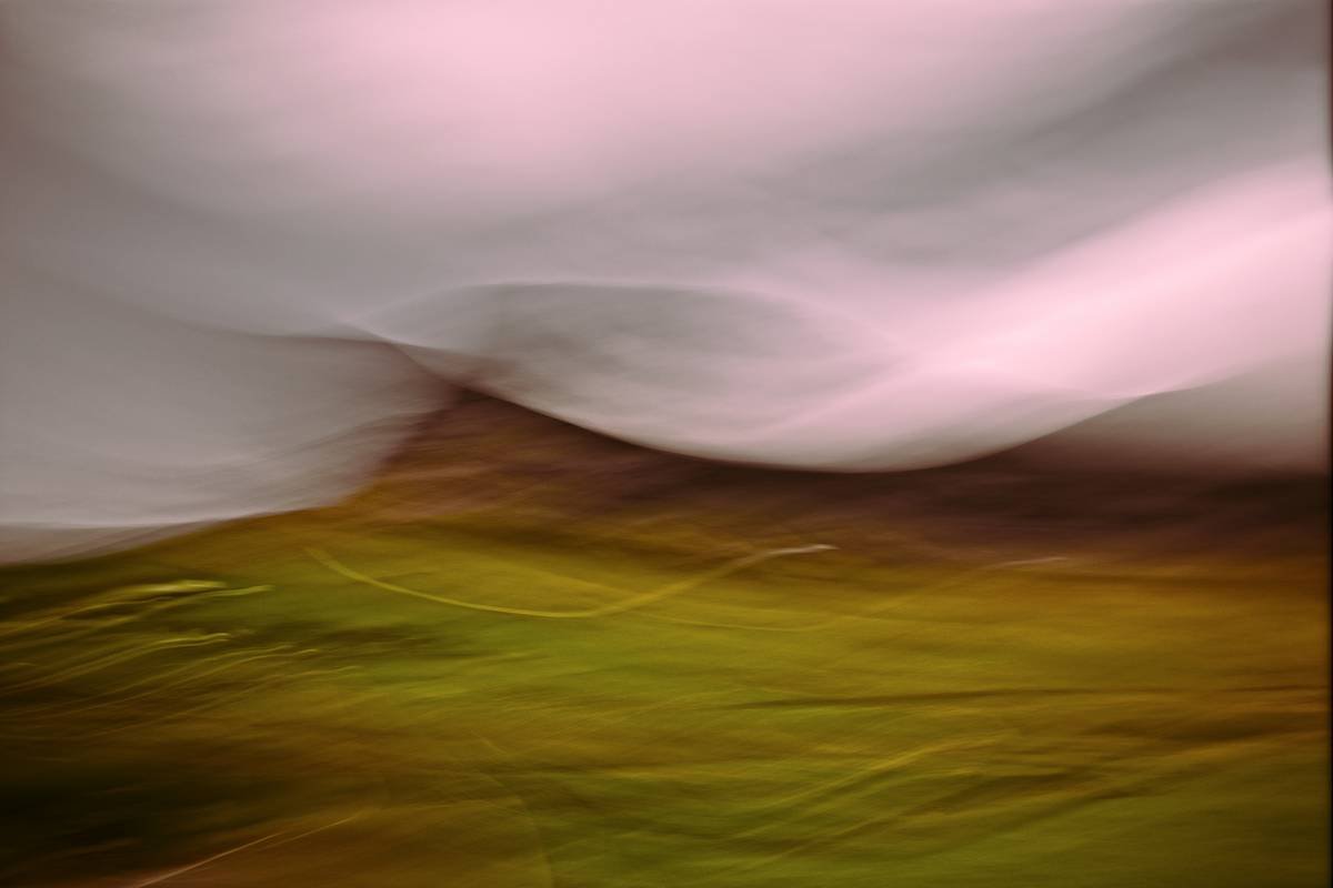 Side-by-side photo comparison: left shows flat, busy background with kit lens at f/5.6; right shows subject isolated with creamy bokeh using 35mm f/1.8 lens