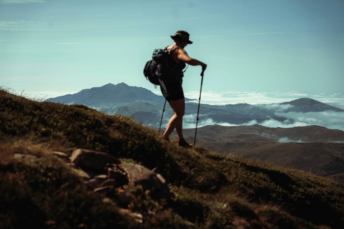 Infographic comparing IP ratings, temperature tolerance, and battery performance of top rugged action cameras for hiking