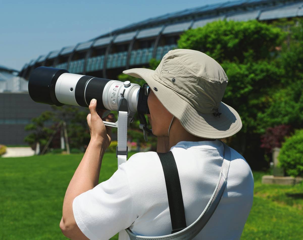 Side-by-side comparison showing sharp vs blurry telephoto images of a mountain goat, demonstrating impact of image stabilization at 400mm handheld