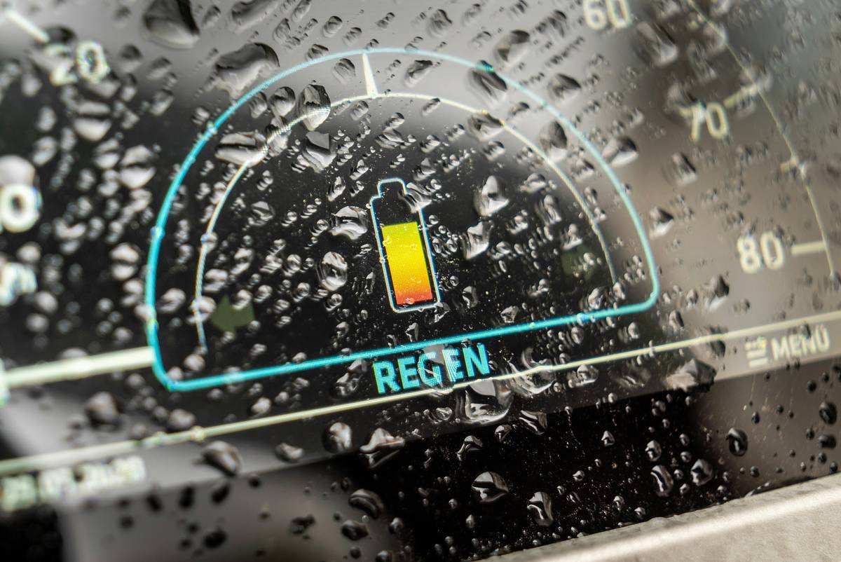 The digital 7" display of the Kumpan 54 Iconic electric Motorbike with custom driving modes - Rain, Performance and Eco.