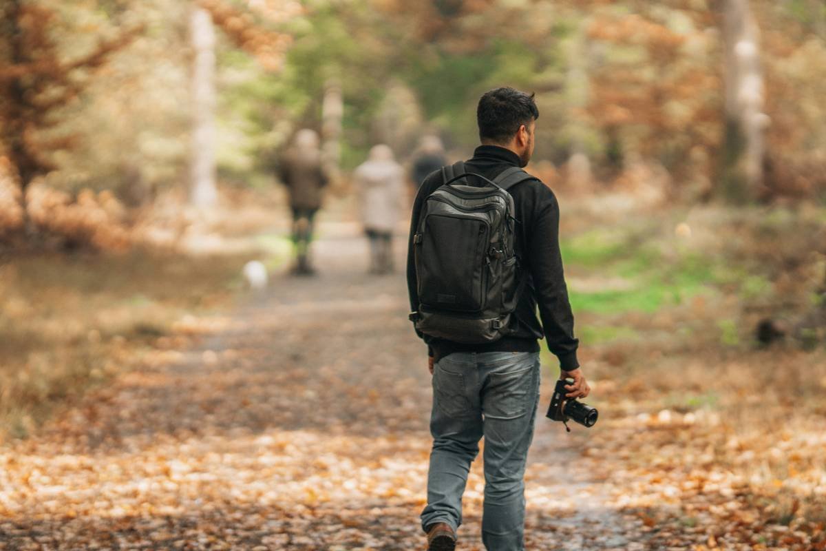Side-by-side comparison: blurred background with f/2.8 vs sharp background at f/8 on hiking trail